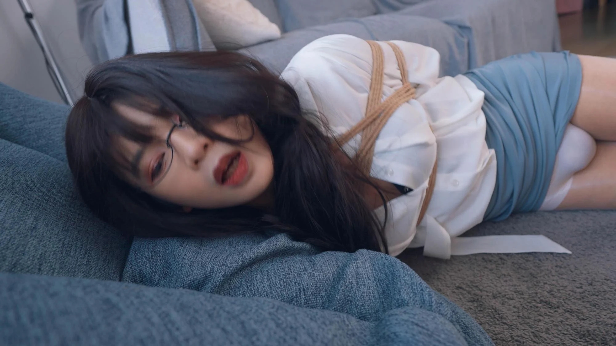 《沦为狗奴的小叶》1至5全集OL娇美男娘小叶，女装取个外卖，门没关紧，被小哥入室，遭遇捂晕捆绑，下面被小哥塞上跳弹玩弄，开关一开，小叶-2