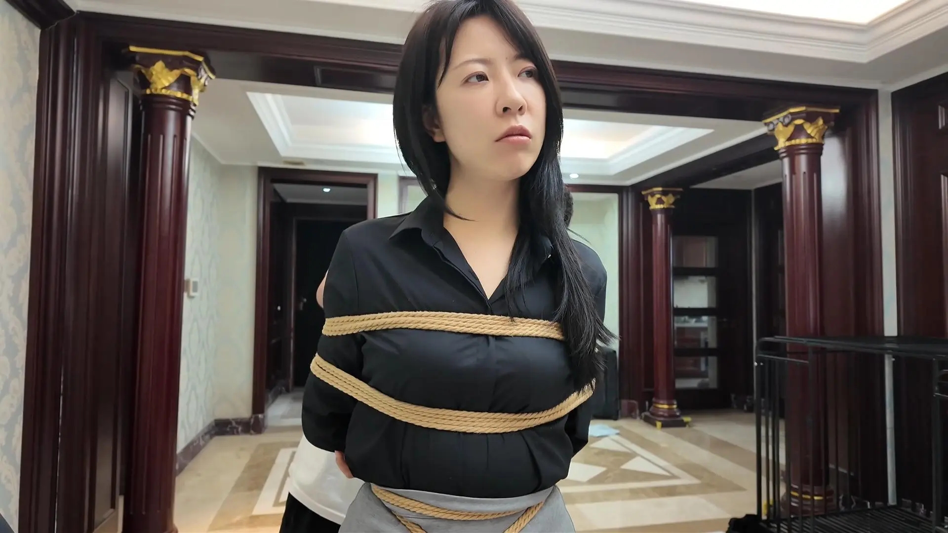 完蛋！我把美女捆绑了？——面试现场！笼子暗藏小美女？-8