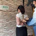 白衬衣女孩五花紧缚淋水放置