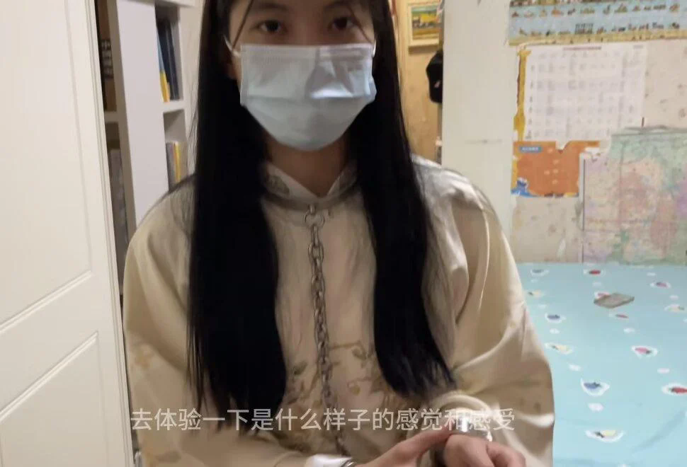 18岁女高的户外连体镣铐体验-白丝-白一带布鞋-5