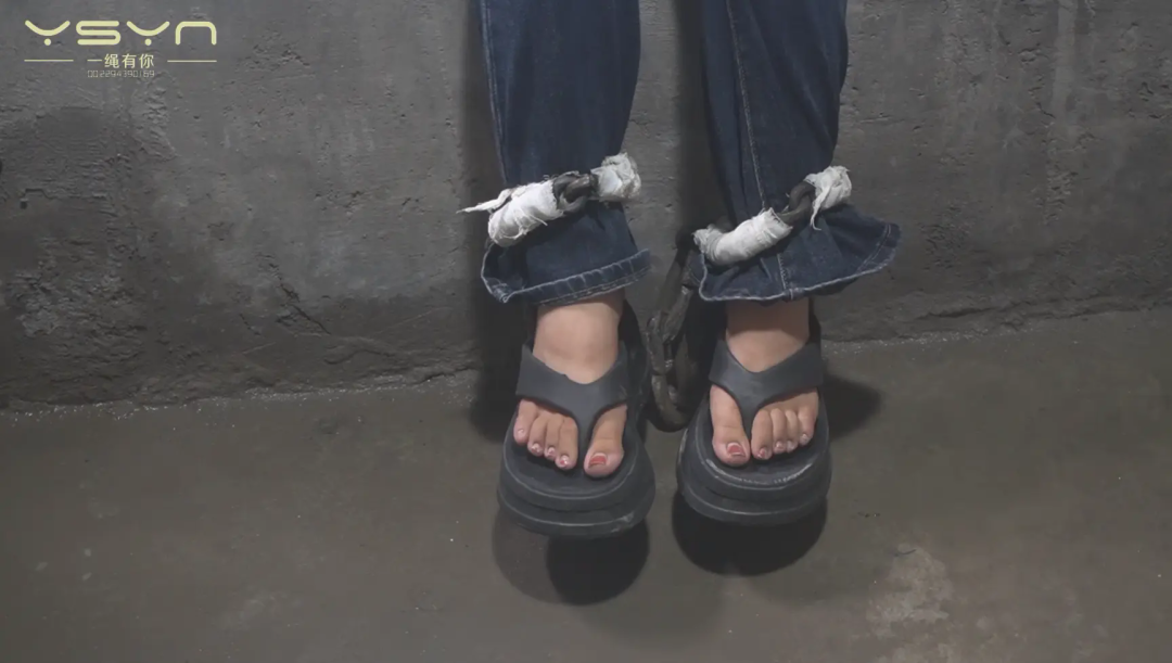【烟引镣刑】颜值高不高大家挑一挑两个女犯因其中一个偷偷在牢房吸烟被惩罚-4