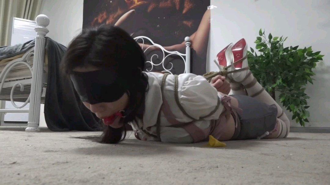 美女家教的噩梦第二部 逃跑未遂惨遭驷马捆绑。 口球，超紧白丝捆绑，口水不断，绝望挣扎-2