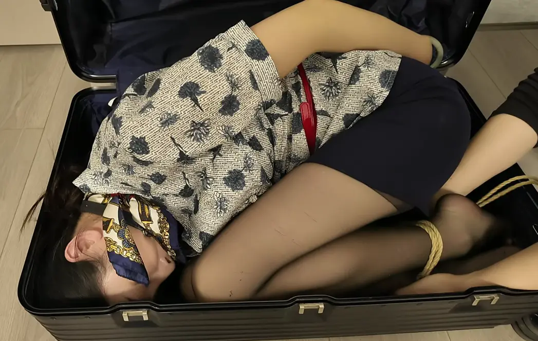 随心原创 空姐的债务危机 没钱还账被债主玩弄 最后装箱带走-4