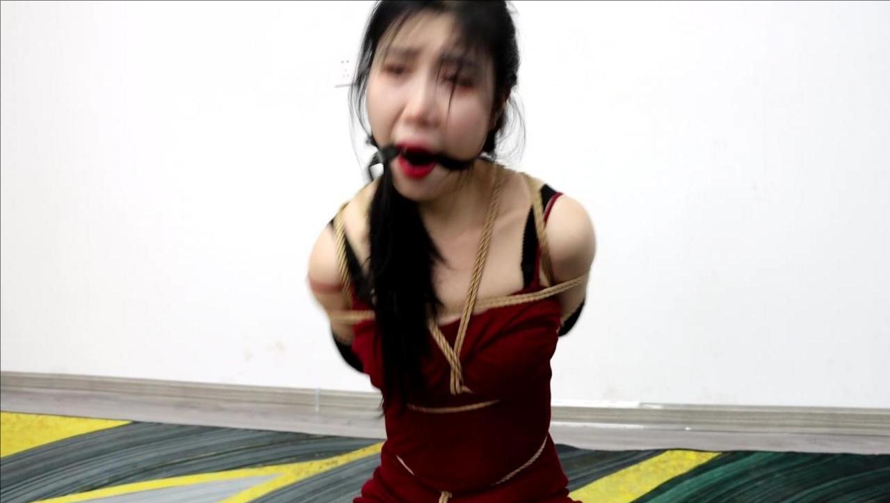 KING精彩定拍《性感女演员的奇怪面试01》黑丝吊带性感美女面试电影 却被要求捆绑堵嘴表演奇怪情节 剧情丰富有趣 电视剧演员级的表演，一部就可以看到多种情节-5