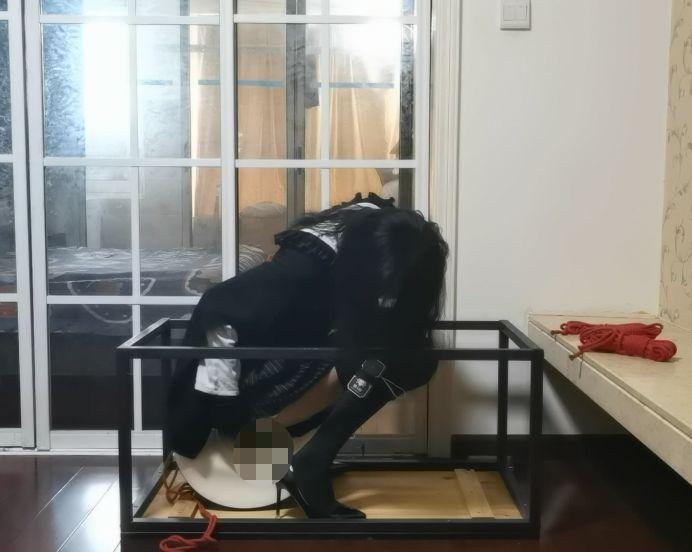 坐在电动木马上的直臂固定自缚-2