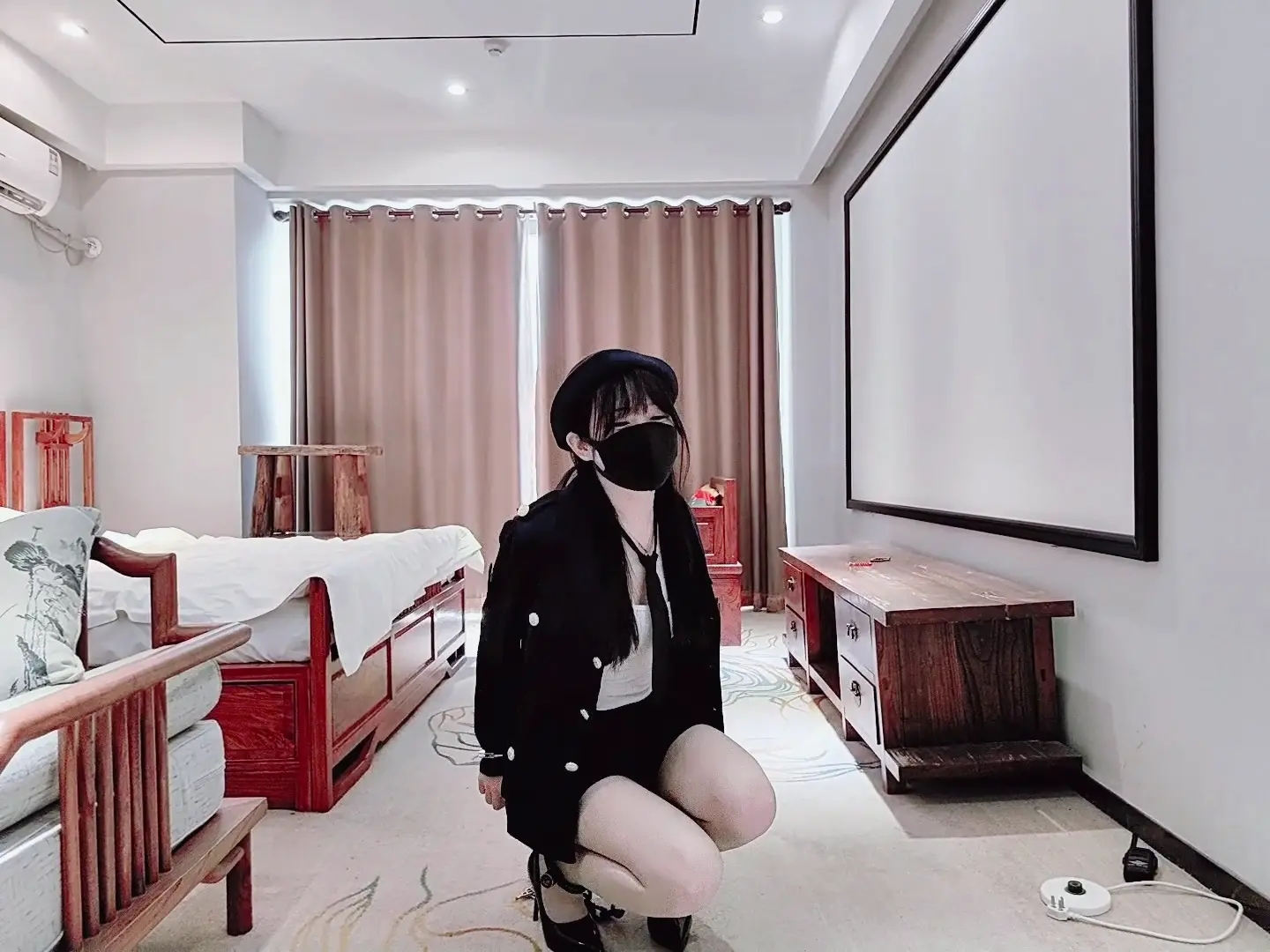 被坏人俘虏RL的可爱女搜查官，可爱的小面包J服带镣展示，屈辱RL-4