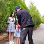 体验捆绑的女孩户外做任务