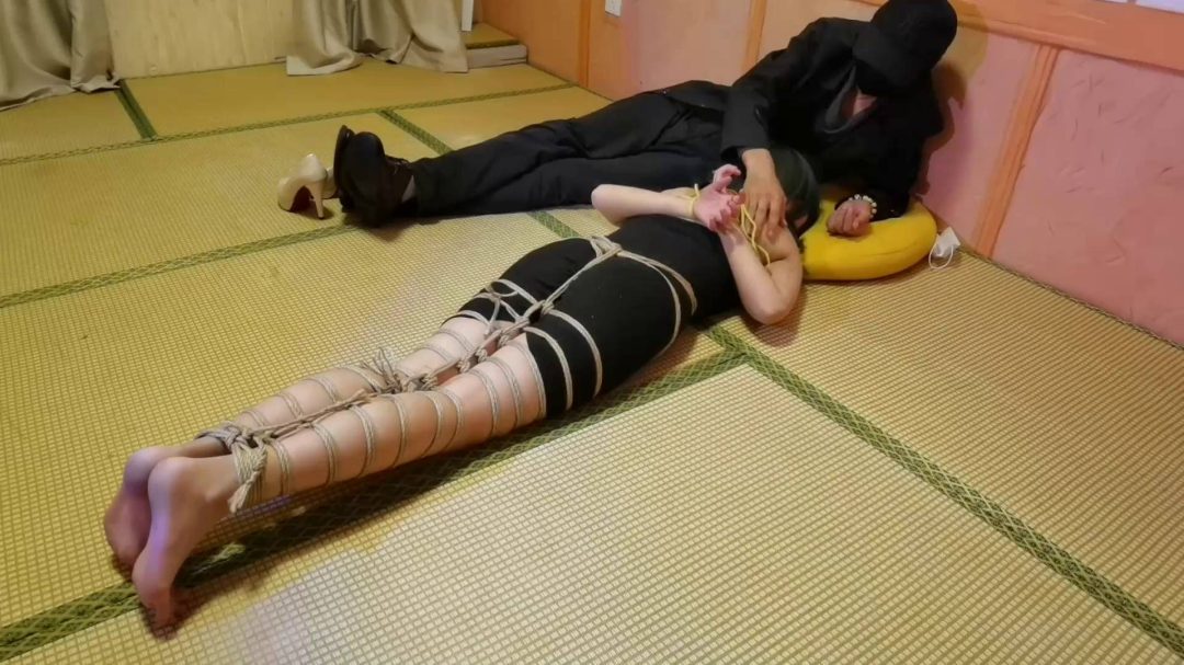 王倩倩手背相对捆绑-4