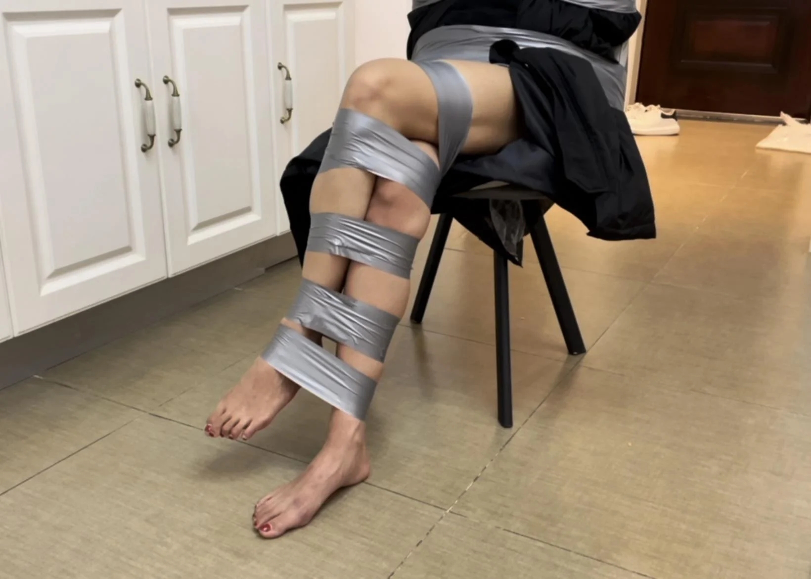 【小橙定拍】胶带羽绒服下的，捆绑与封嘴，小橙不错的挣扎度，依旧稳定发挥~-6