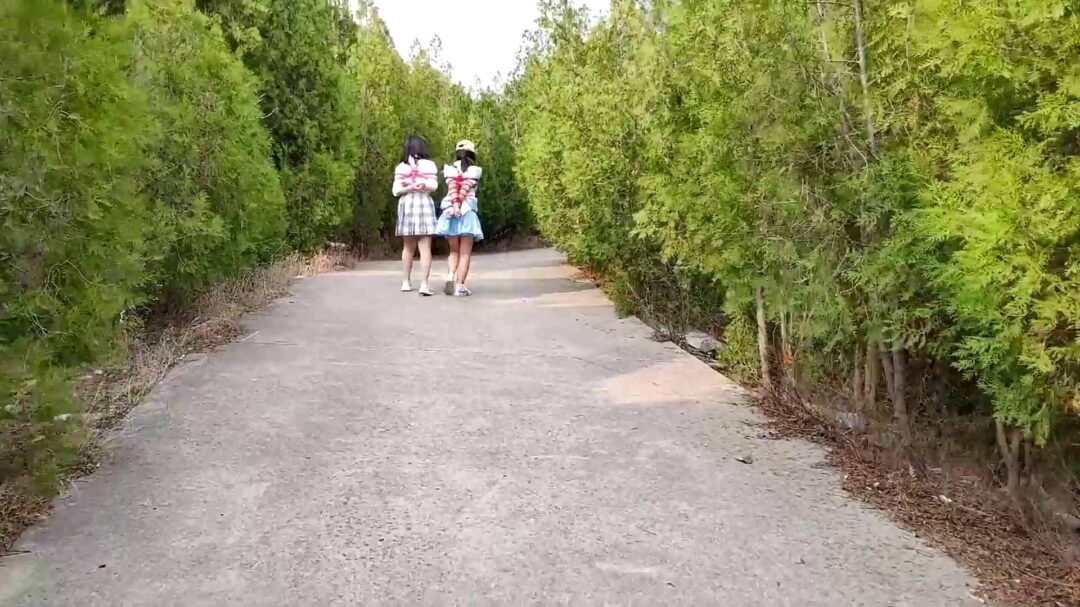 体验捆绑的女孩户外做任务-2