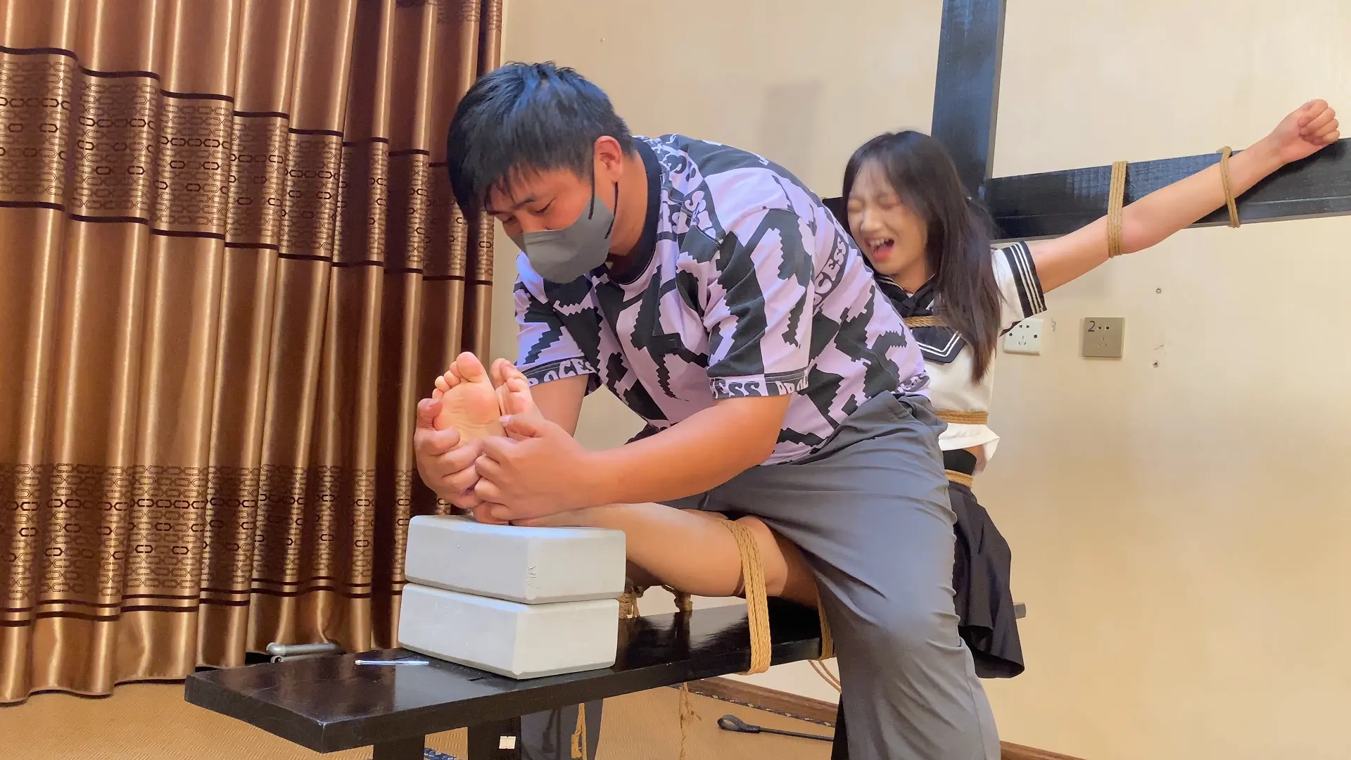动动被绑在老虎凳上面。疯狂挠痒-6