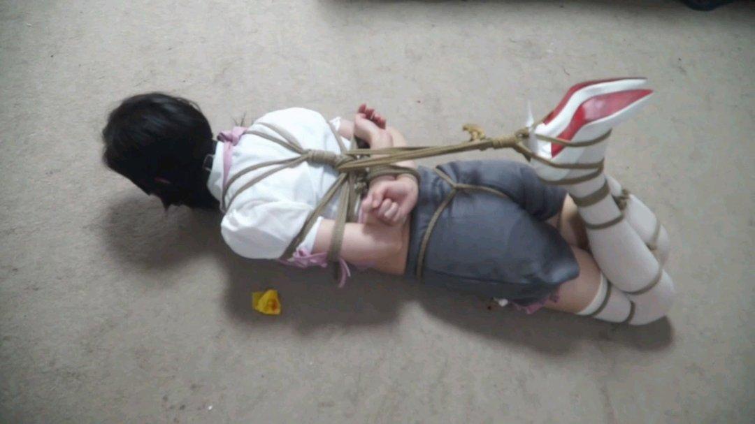 美女家教的噩梦第二部 逃跑未遂惨遭驷马捆绑。 口球，超紧白丝捆绑，口水不断，绝望挣扎-8