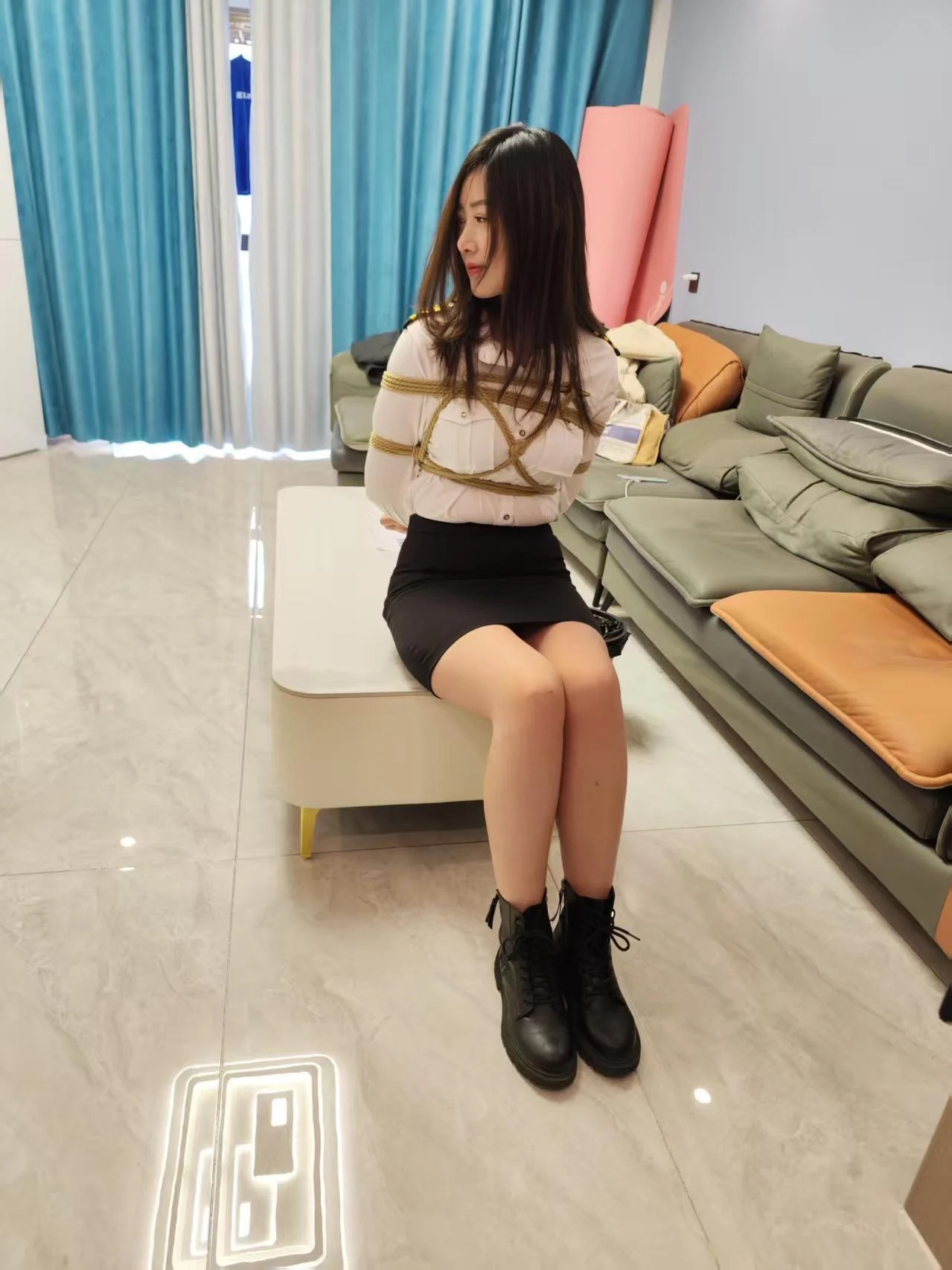 美女茜茜OL制服裙装短靴紧缚体验&金属禁锢-1
