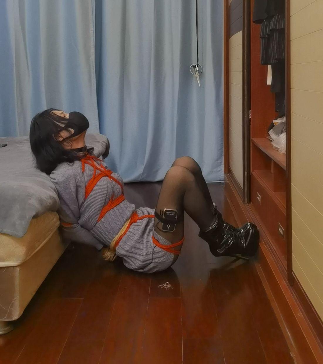 交叉手腕的超紧直臂自缚教程然后18cm高跟鞋电击钢钩拿钥匙打开剪刀-3 交叉手腕的超紧直臂自缚教程然后18cm高跟鞋电击钢钩拿钥匙打开剪刀-3