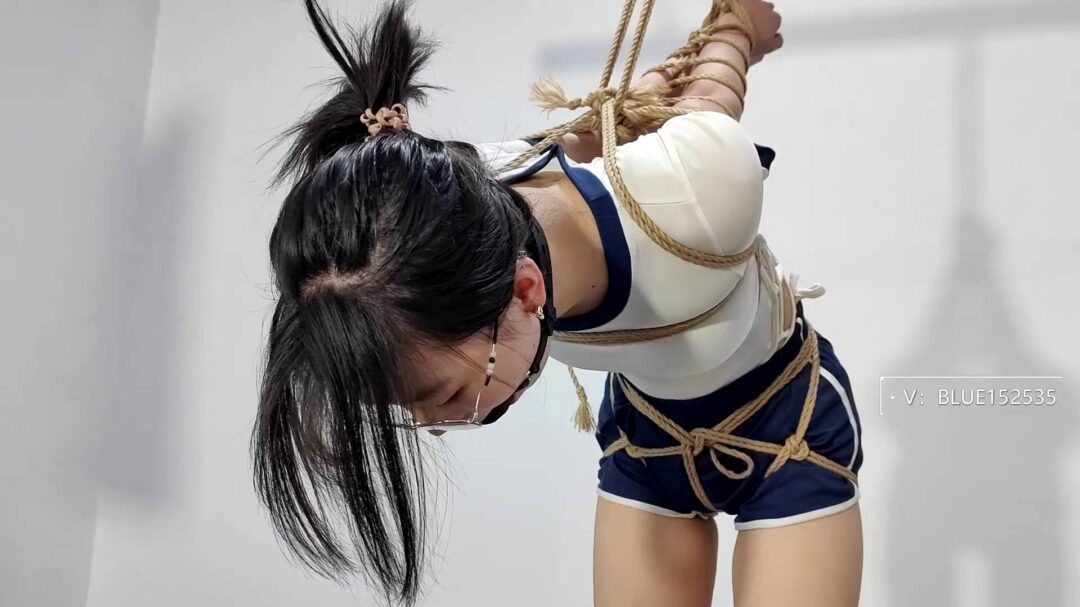 女孩被直臂吊了起来-2
