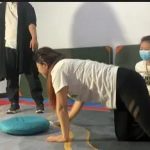小妹妹见网友找姐姐玩耍，被绑后玩起了羞羞的东西，突然之间出现了一个人，她以为是救她的神，没想到。