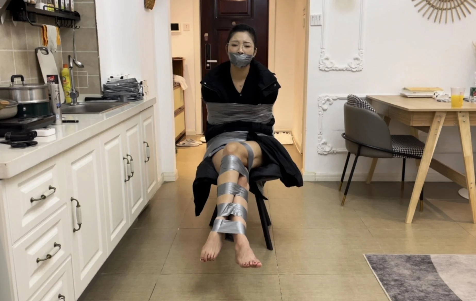 【小橙定拍】胶带羽绒服下的，捆绑与封嘴，小橙不错的挣扎度，依旧稳定发挥~-7
