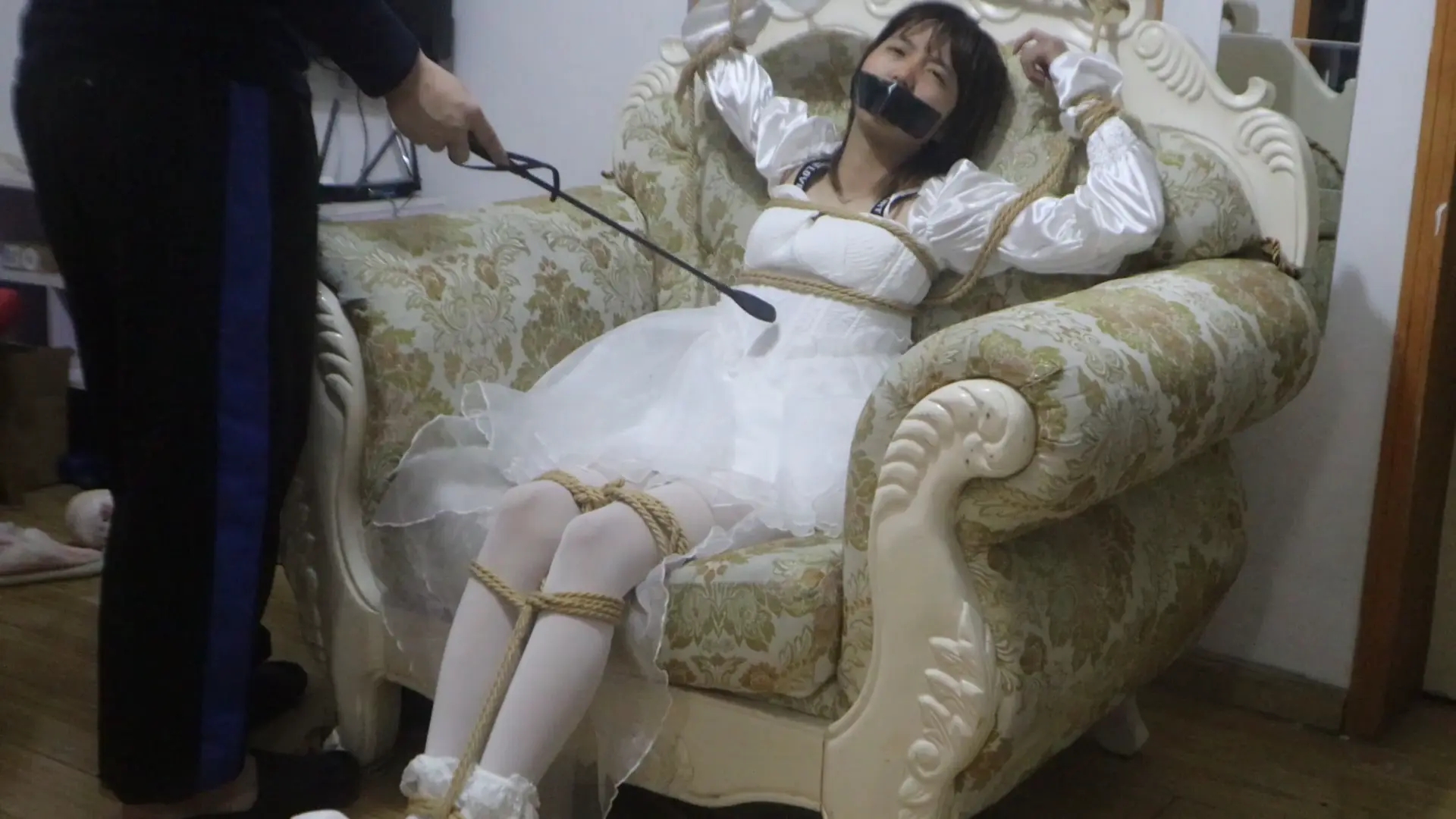 【荷仙少女】【婚纱少女B本本】祝婚快乐，还这么年轻清纯就穿上婚纱了，这不给好好绑起来玩弄玩弄一番吗,一袭婚纱+ 捆绑堵嘴，拿鞭子捅玩女孩B的身体，看着敏感的少女B本本痛苦的样子真是绝了（双视角）-4