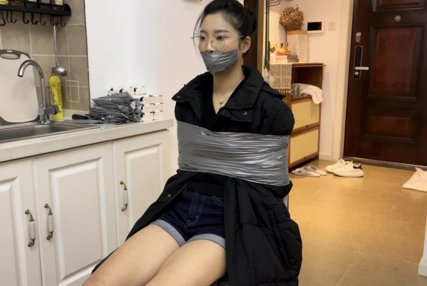 【小橙定拍】胶带羽绒服下的，捆绑与封嘴，小橙不错的挣扎度，依旧稳定发挥~-3
