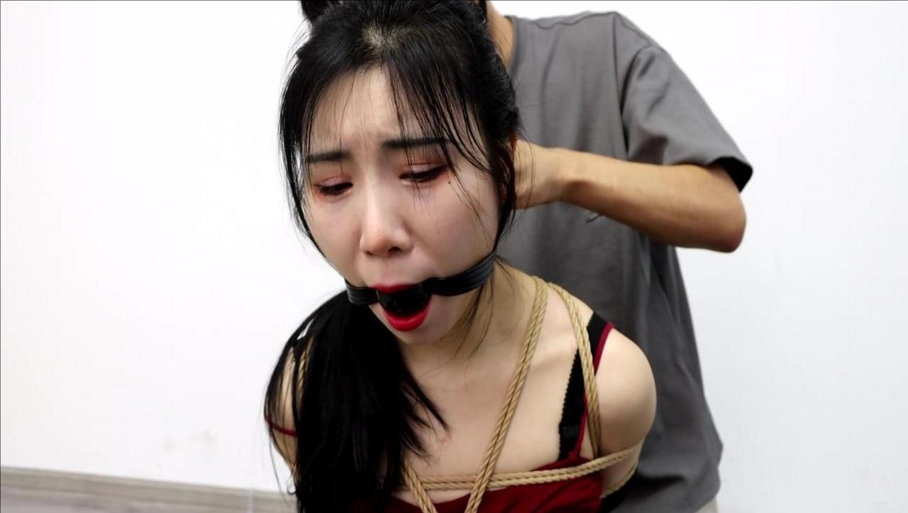 KING精彩定拍《性感女演员的奇怪面试01》黑丝吊带性感美女面试电影 却被要求捆绑堵嘴表演奇怪情节 剧情丰富有趣 电视剧演员级的表演，一部就可以看到多种情节-4