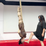 媚娘工作室-后高手接口水+倒吊惩罚