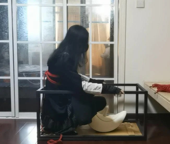 坐在电动木马上的直臂固定自缚-4