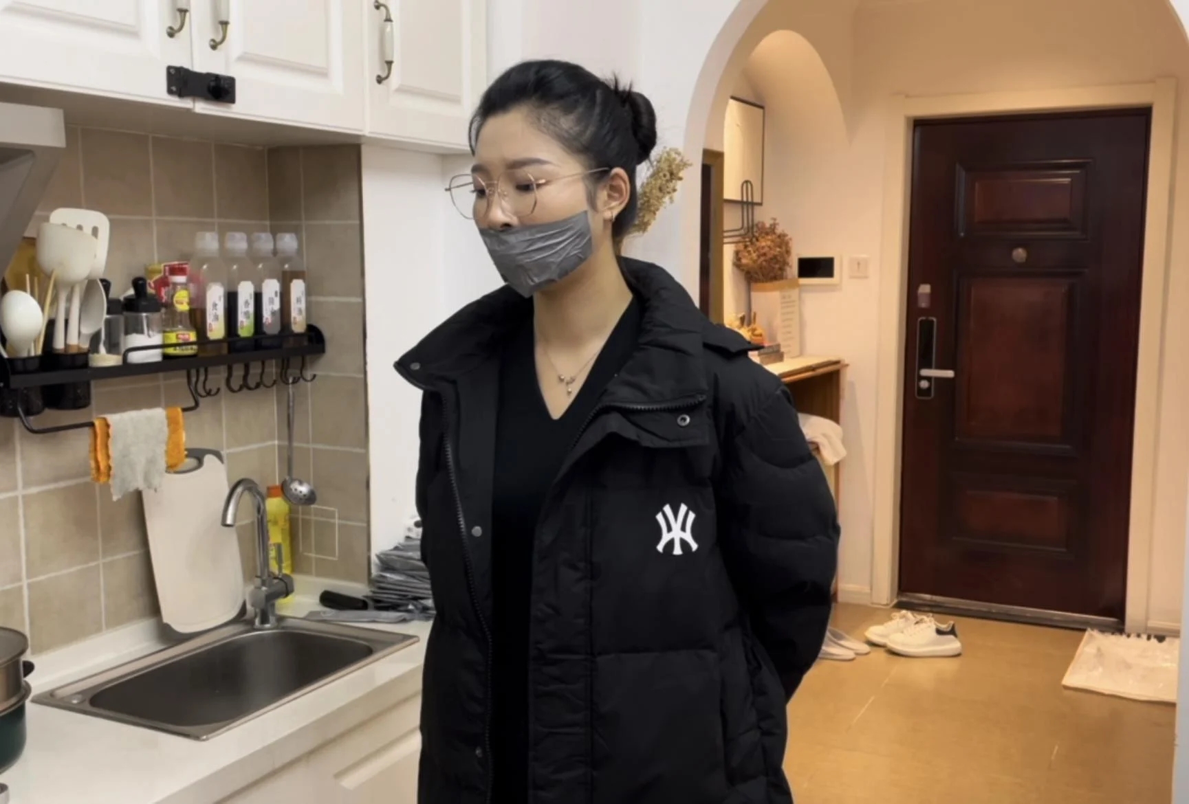 【小橙定拍】胶带羽绒服下的，捆绑与封嘴，小橙不错的挣扎度，依旧稳定发挥~-2
