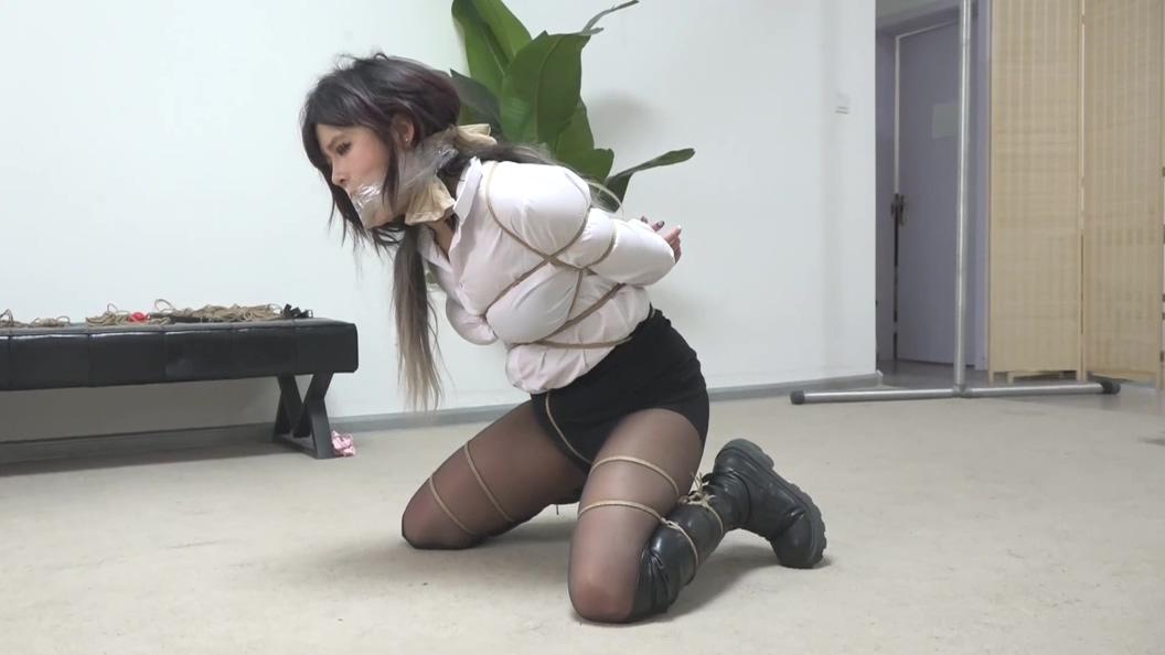 king定拍《did 美女侧写师03》 美女侧写师找到真正罪犯却被迷晕捆绑 蟹缚捆绑肆意玩弄~-8