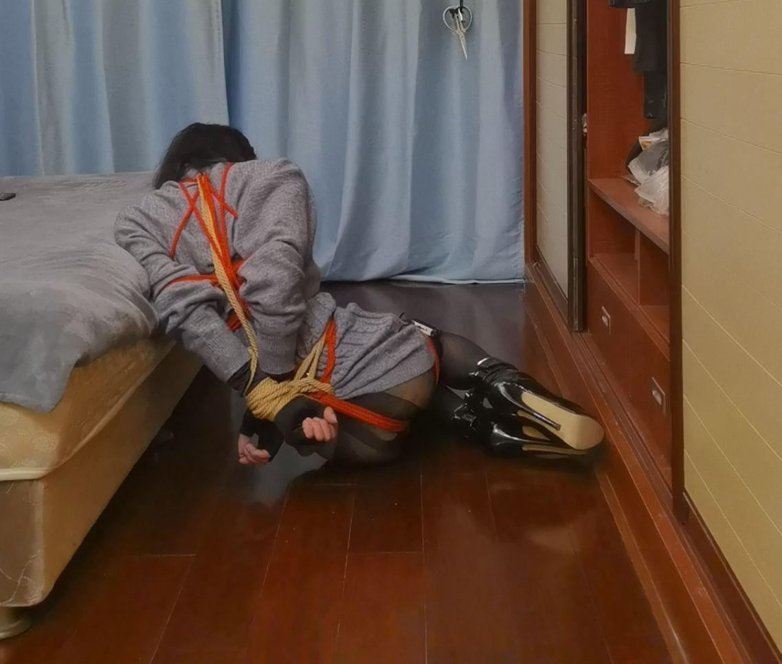 交叉手腕的超紧直臂自缚教程然后18cm高跟鞋电击钢钩拿钥匙打开剪刀-4 交叉手腕的超紧直臂自缚教程然后18cm高跟鞋电击钢钩拿钥匙打开剪刀-4