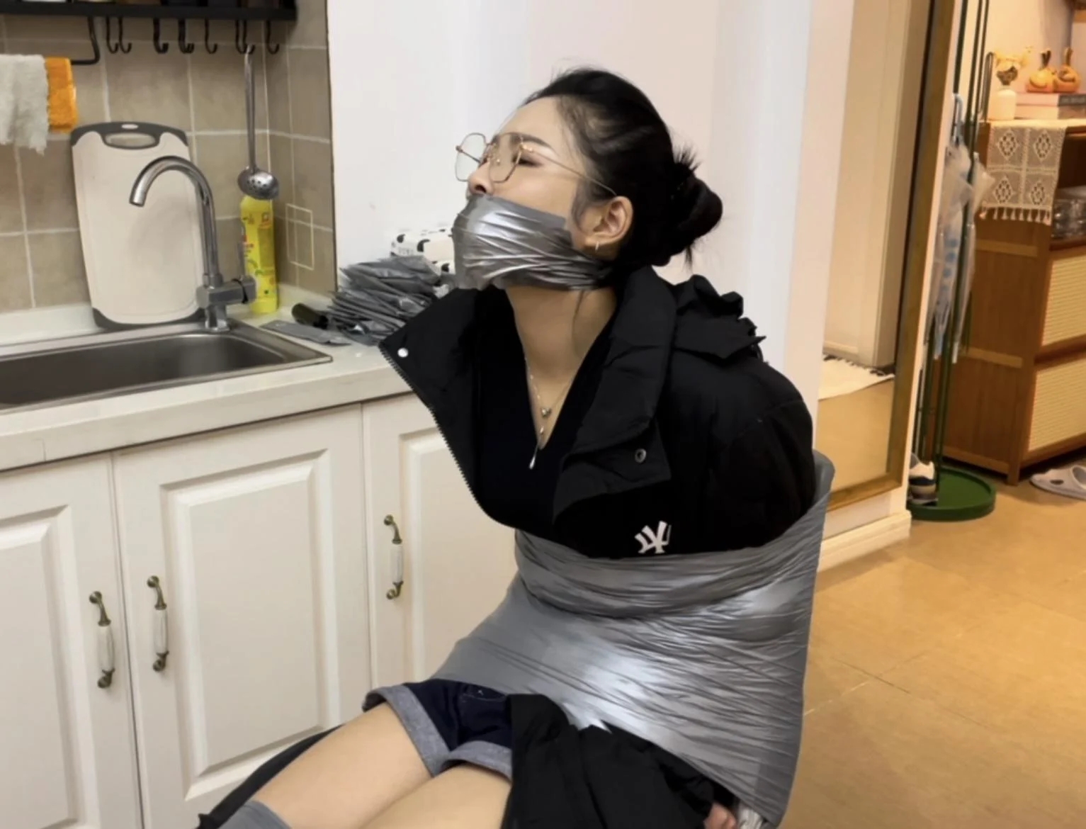 【小橙定拍】胶带羽绒服下的，捆绑与封嘴，小橙不错的挣扎度，依旧稳定发挥~-11