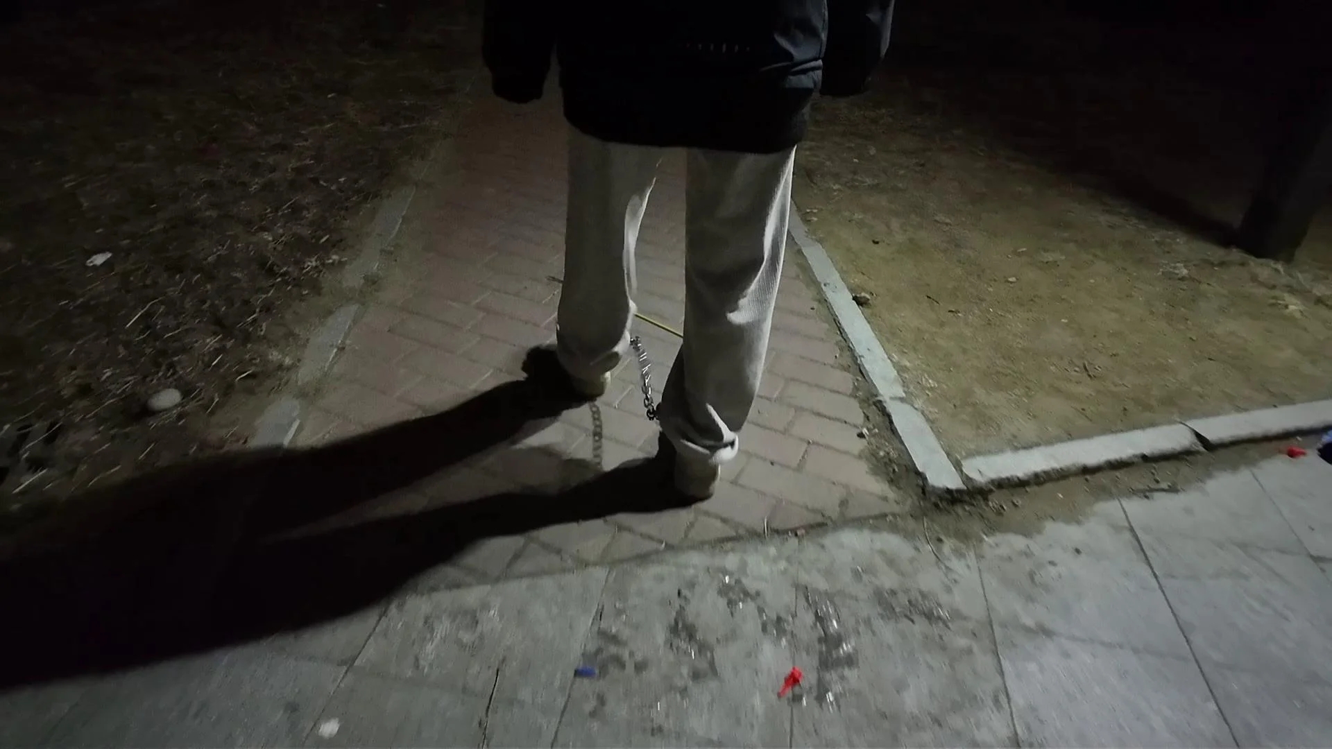 青柠在外面自己带上脚铐，行走的限制，走一会就受不了想回家了-6