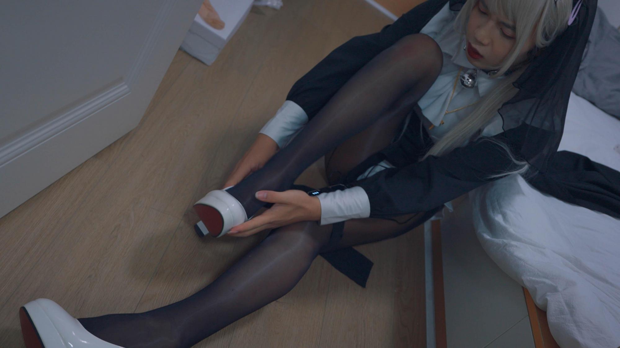 《沦为狗奴的小叶》1至5全集OL娇美男娘小叶，女装取个外卖，门没关紧，被小哥入室，遭遇捂晕捆绑，下面被小哥塞上跳弹玩弄，开关一开，小叶-14