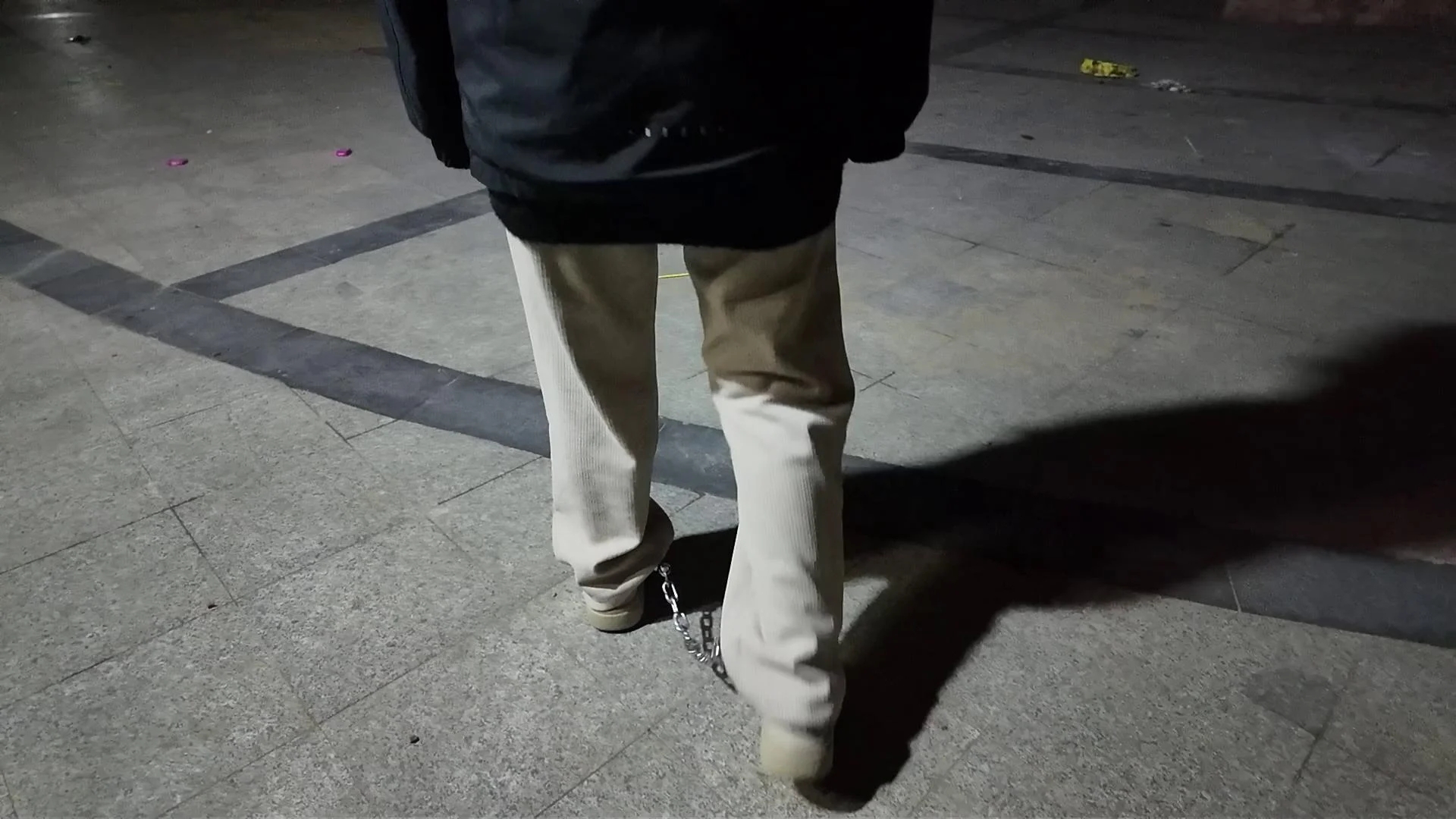 青柠在外面自己带上脚铐，行走的限制，走一会就受不了想回家了-3