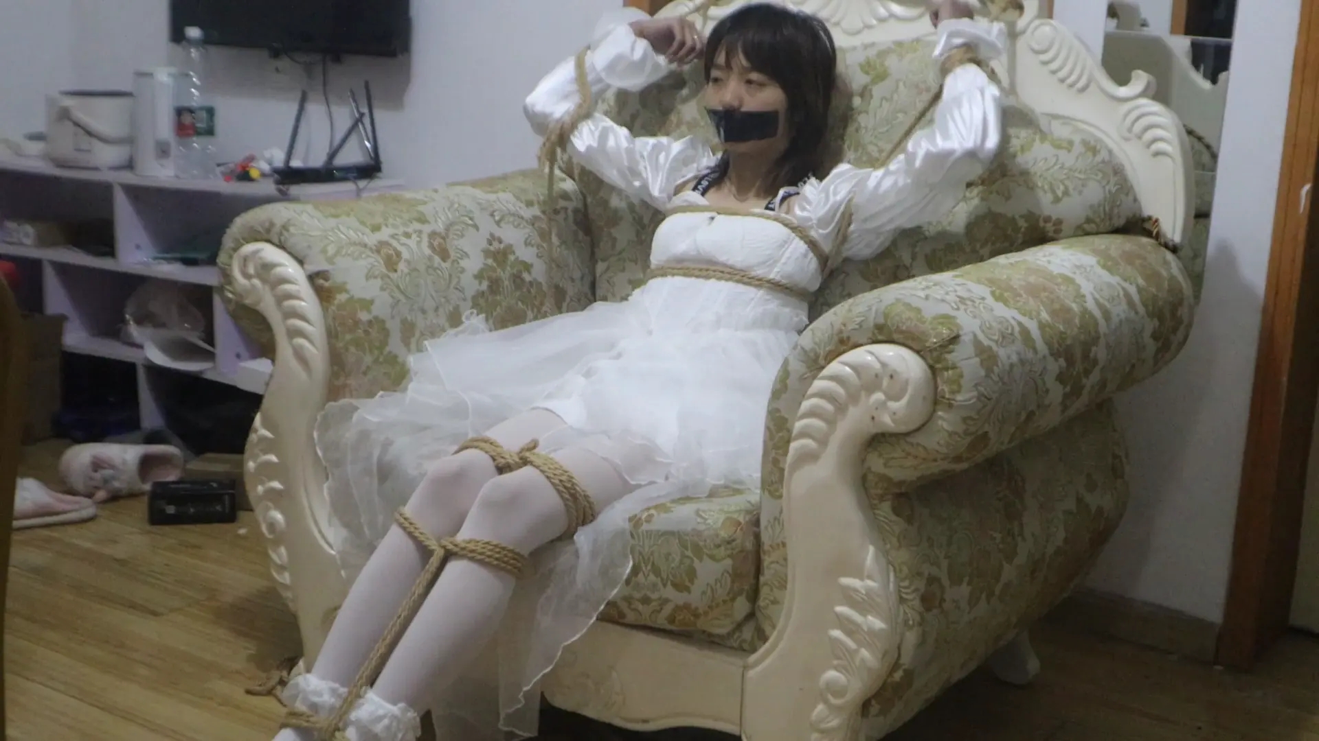 【荷仙少女】【婚纱少女B本本】祝婚快乐，还这么年轻清纯就穿上婚纱了，这不给好好绑起来玩弄玩弄一番吗,一袭婚纱+ 捆绑堵嘴，拿鞭子捅玩女孩B的身体，看着敏感的少女B本本痛苦的样子真是绝了（双视角）-2