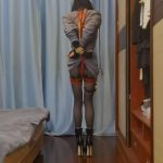 交叉手腕的超紧直臂自缚教程然后18cm高跟鞋电击钢钩拿钥匙打开剪刀