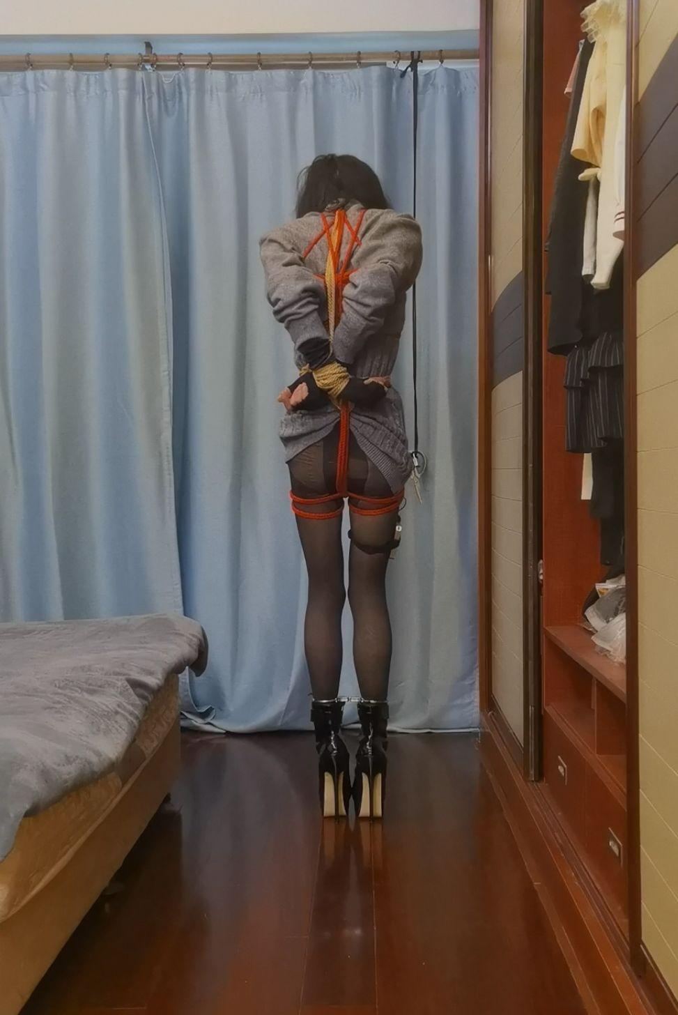 交叉手腕的超紧直臂自缚教程然后18cm高跟鞋电击钢钩拿钥匙打开剪刀-1 交叉手腕的超紧直臂自缚教程然后18cm高跟鞋电击钢钩拿钥匙打开剪刀-1