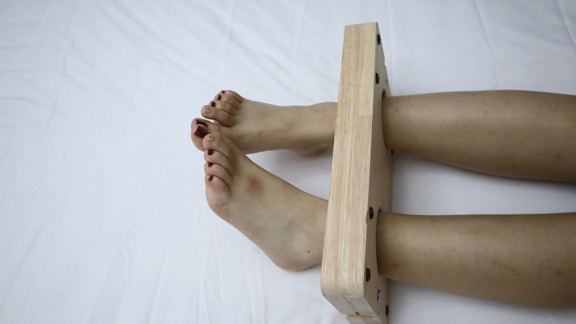 可儿应聘科研志愿者 戴木枷测试 被骗被拐卖 挠脚挠全身TK 手铐脚铐脚趾铐-14