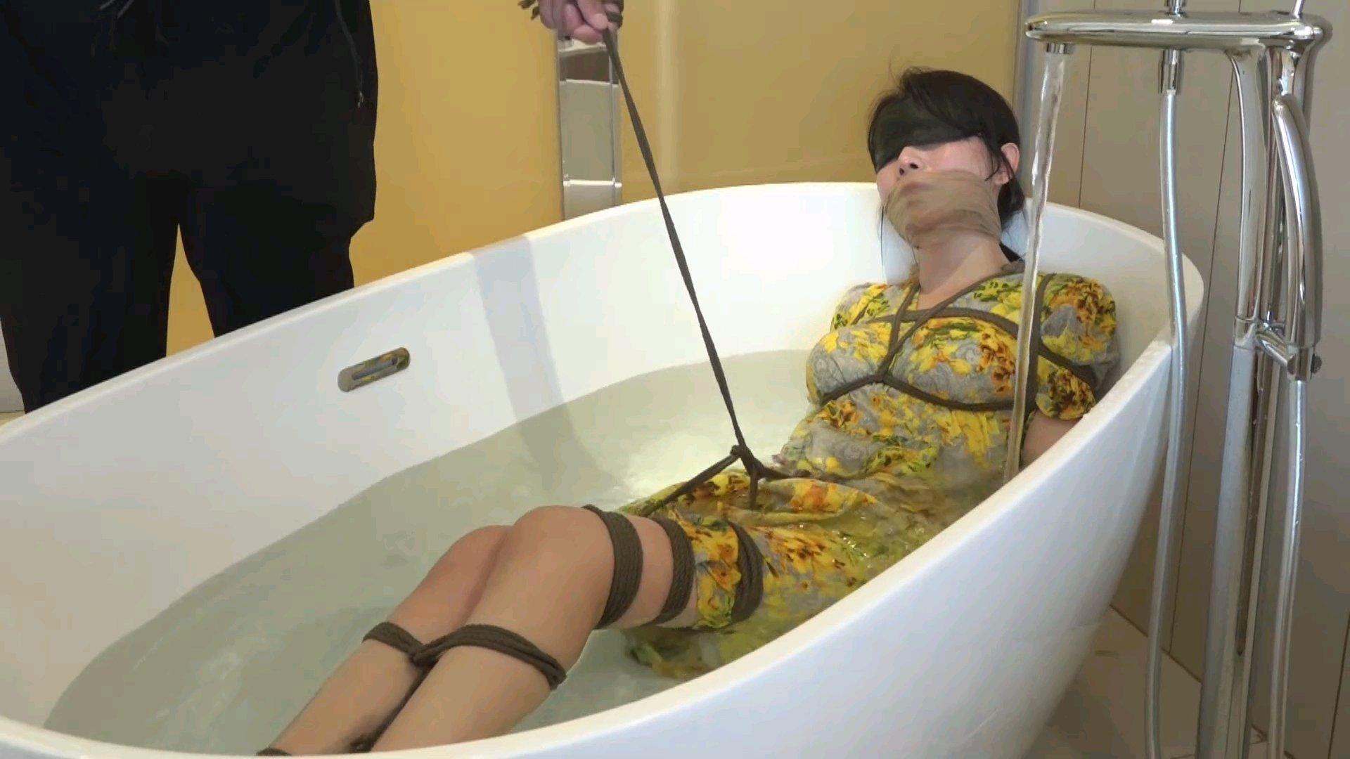 柳洋浴室调教 湿身诱惑，黄色战袍，股绳，肉丝超紧缚-8