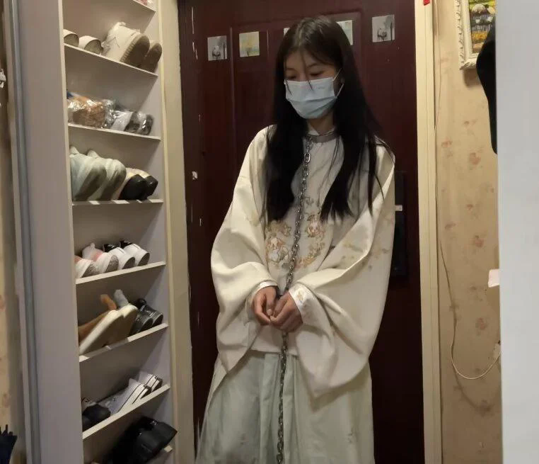 18岁女高的户外连体镣铐体验-白丝-白一带布鞋-3