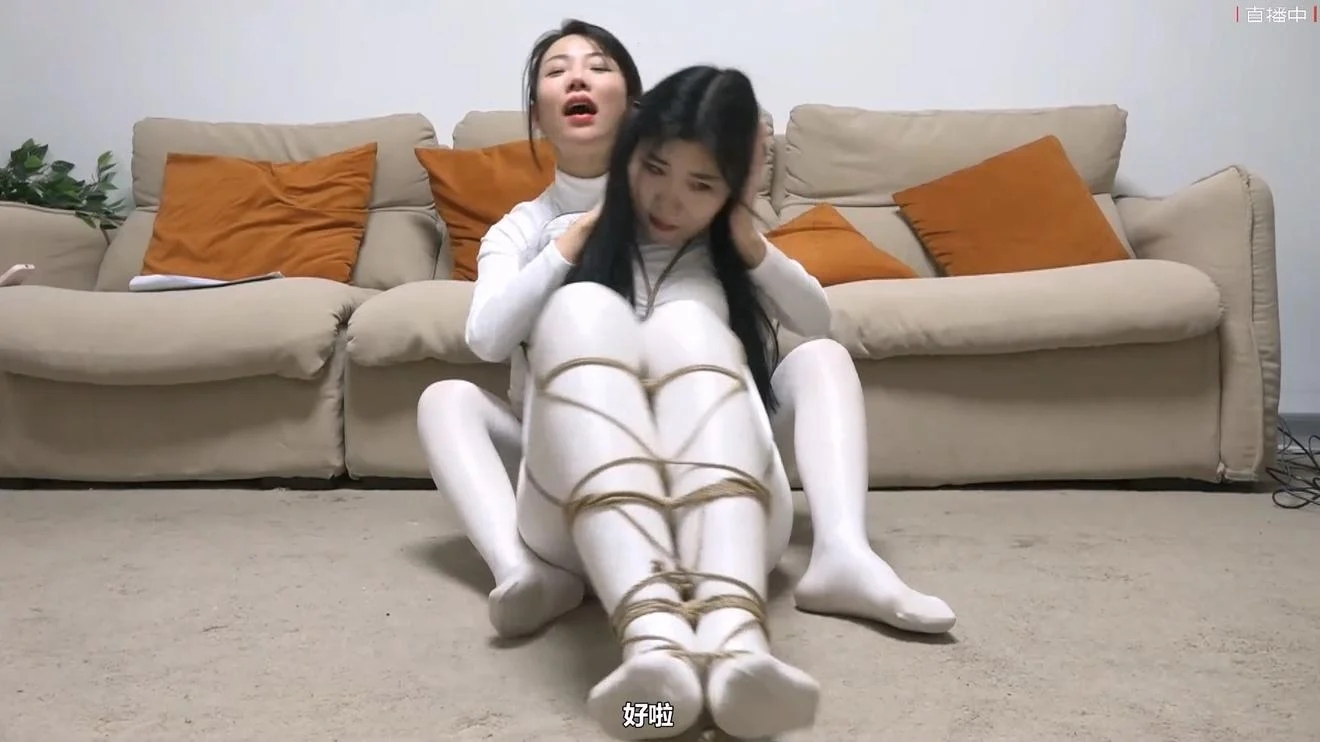 king定拍合集《女奴直播间系列1-3合集》超密集剧情调教玩弄 全程都是台词配上字幕 美-4