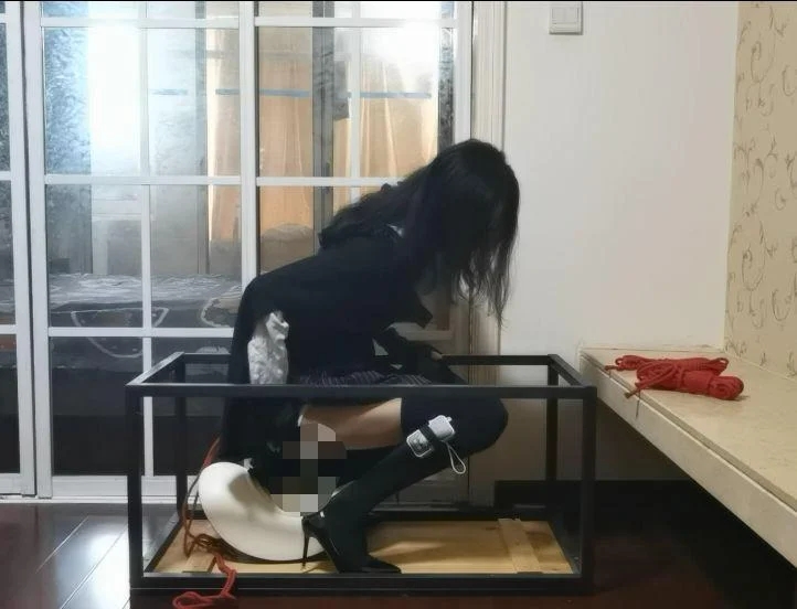 坐在电动木马上的直臂固定自缚-3