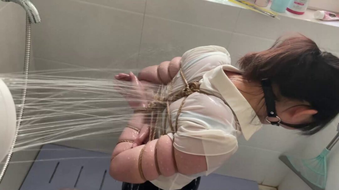 白衬衣女孩五花紧缚淋水放置-2