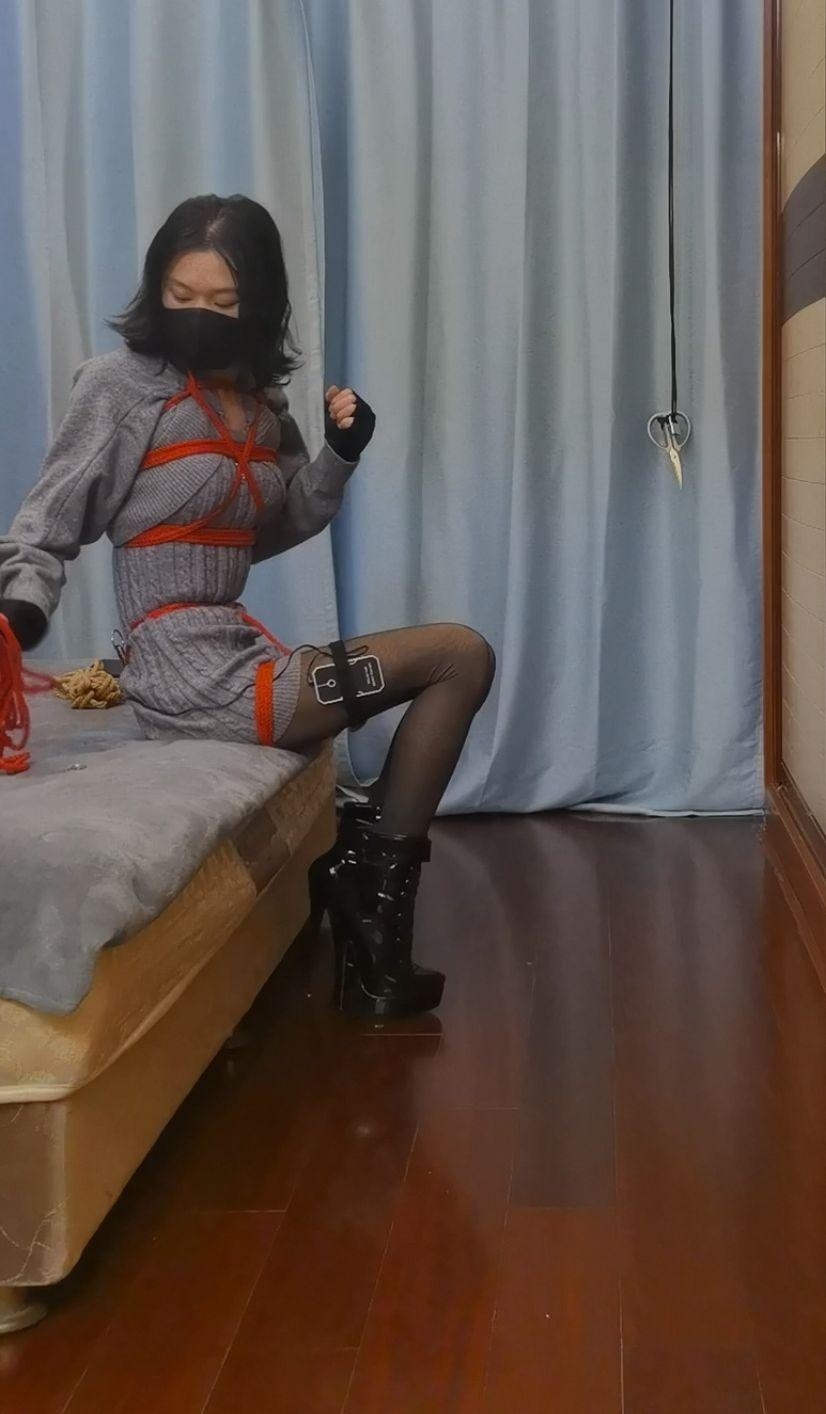 交叉手腕的超紧直臂自缚教程然后18cm高跟鞋电击钢钩拿钥匙打开剪刀-5 交叉手腕的超紧直臂自缚教程然后18cm高跟鞋电击钢钩拿钥匙打开剪刀-5