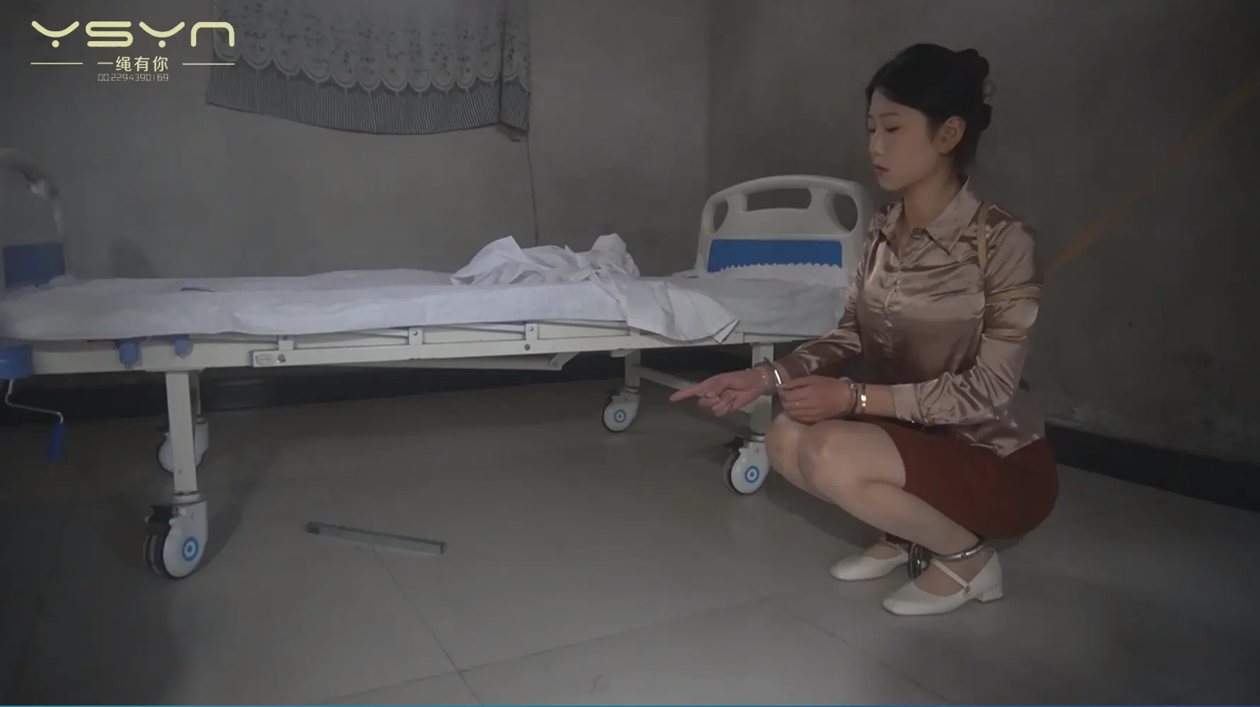 【惊梦绞影】押解指认现场的女犯回到牢房疲惫的睡去梦里被押上绞刑架勒紧咽喉挣扎意识消散一刻惊醒-8
