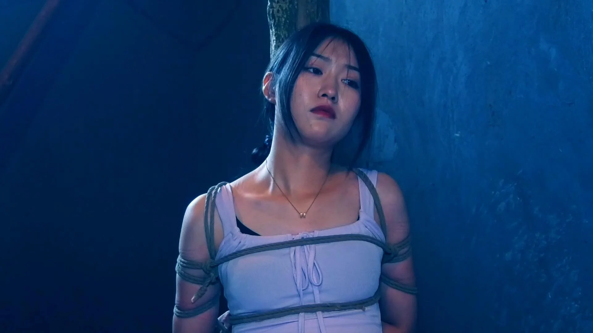 定拍转公映《死牢中的对决》上集 三名女囚爱好者在死囚牢中轮流体验被刑讯折磨-10