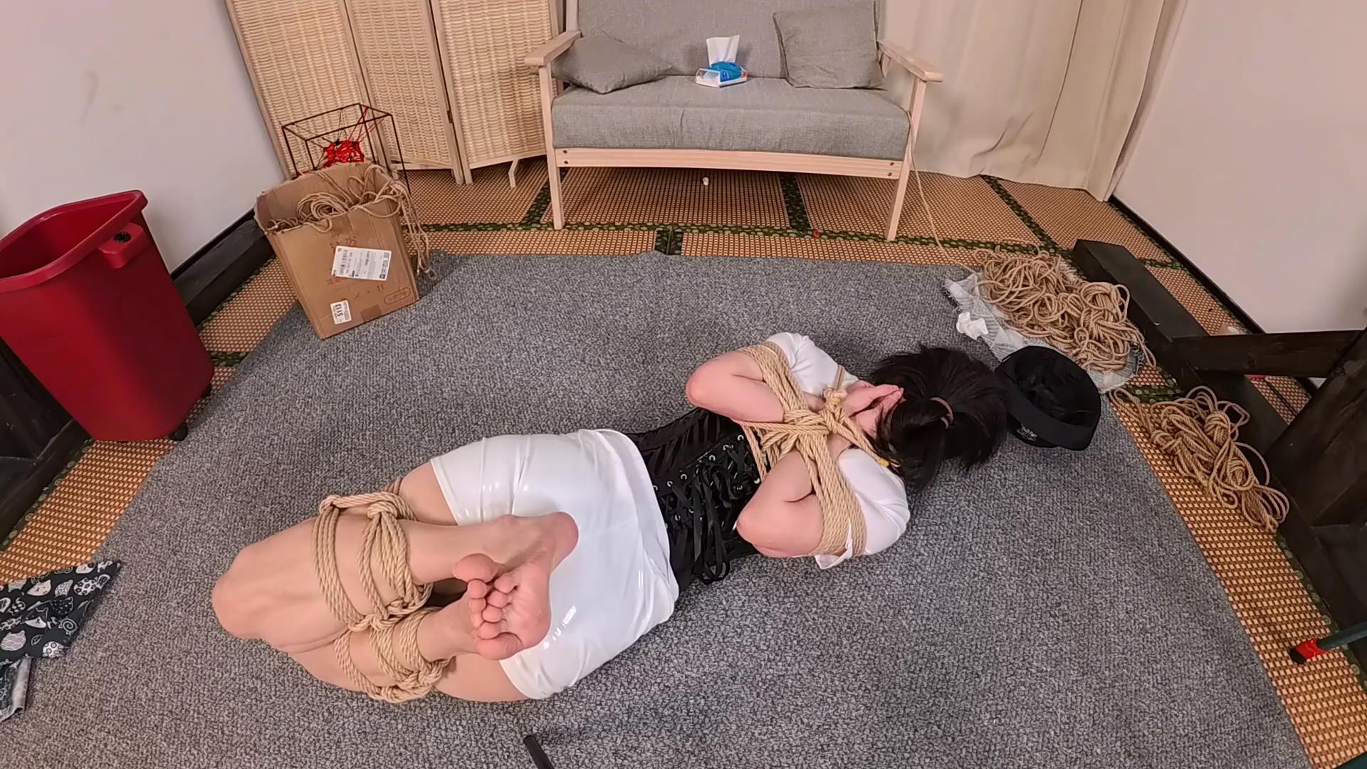 【紧缚实验室】被抓获的皮衣！一看就不像个好姑娘，务必绑好带走接受调查！-2