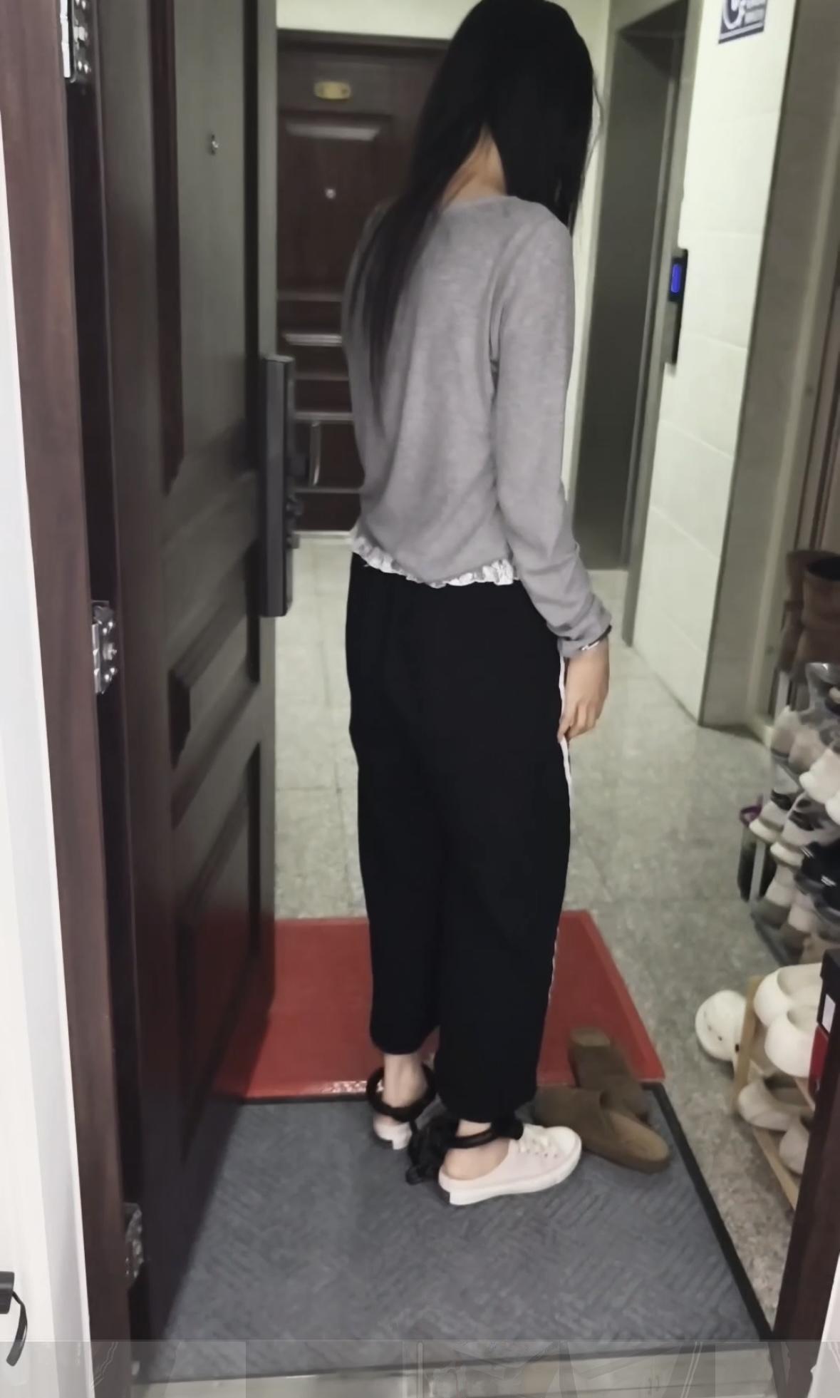 帆布鞋女大学生深夜戴脚镣去小卖店 一步镣-袜子塞嘴-5