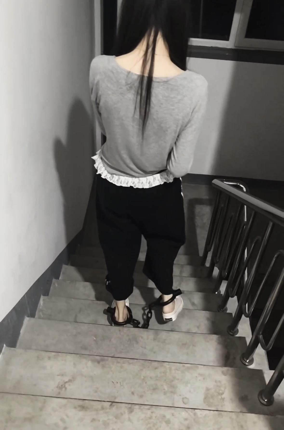 帆布鞋女大学生深夜戴脚镣去小卖店 一步镣-袜子塞嘴-4