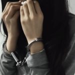 帆布鞋女大学生深夜戴脚镣去小卖店 一步镣-袜子塞嘴