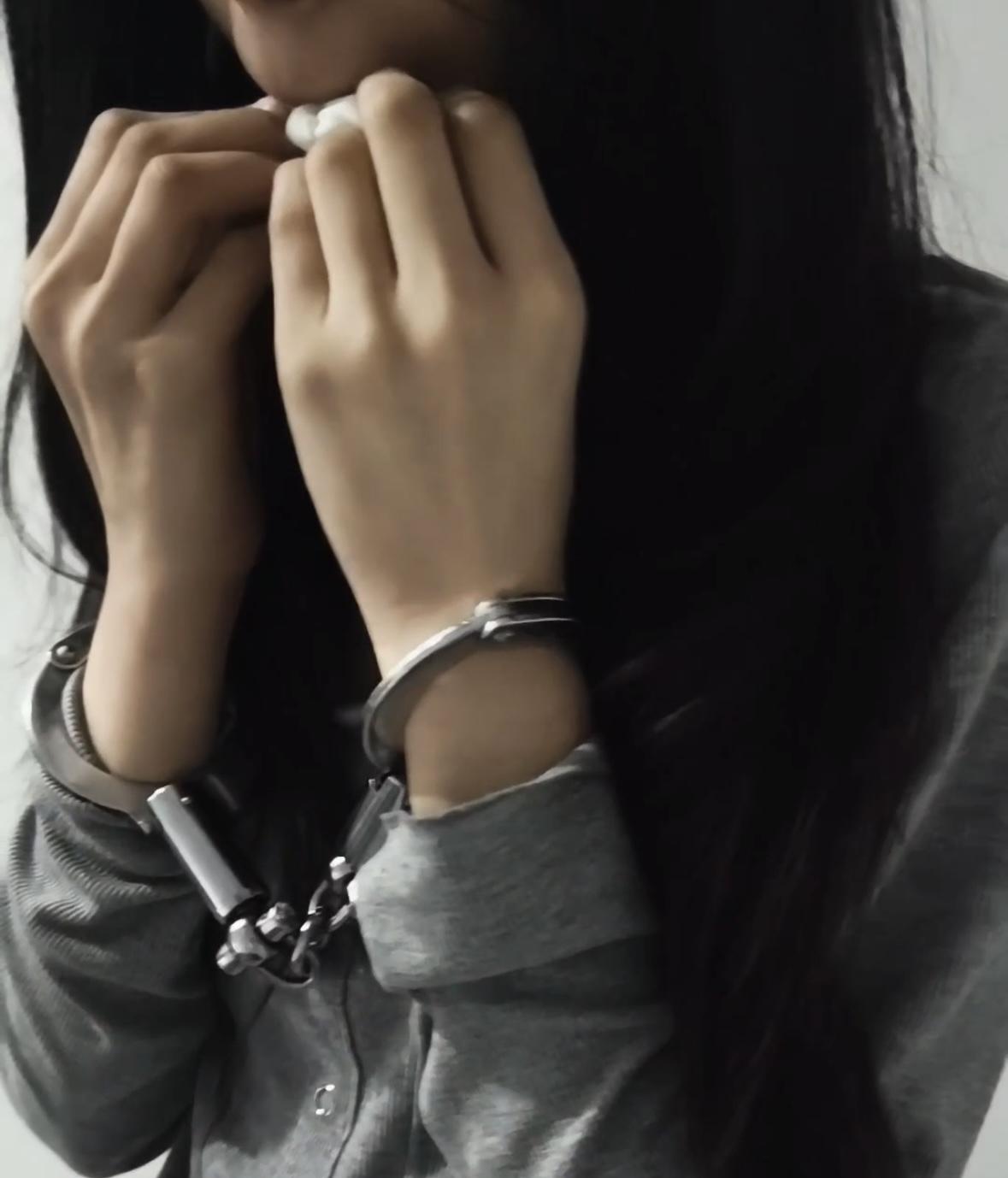 帆布鞋女大学生深夜戴脚镣去小卖店 一步镣-袜子塞嘴-3